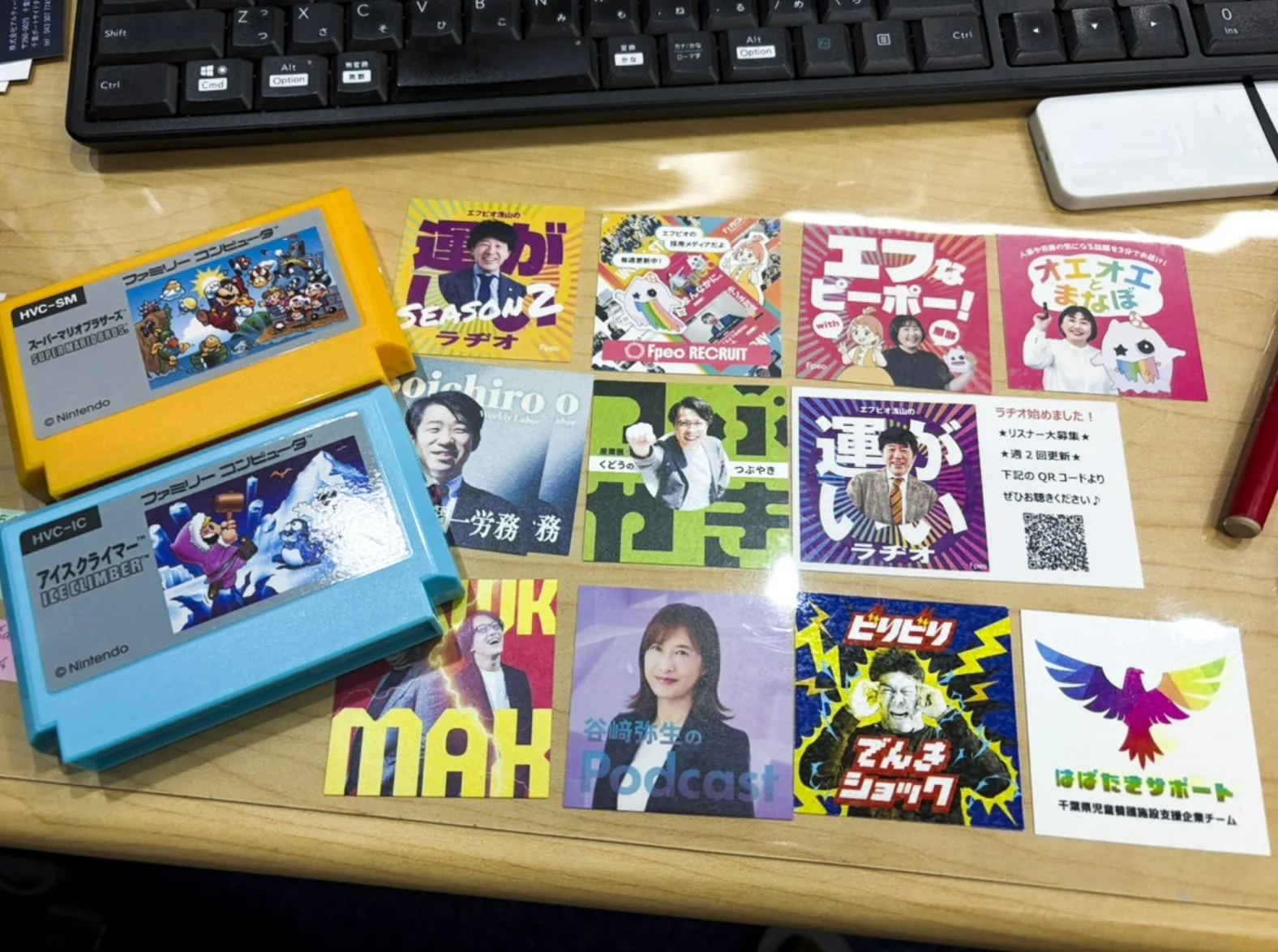 ポッドキャストのカードとファミコンカセット