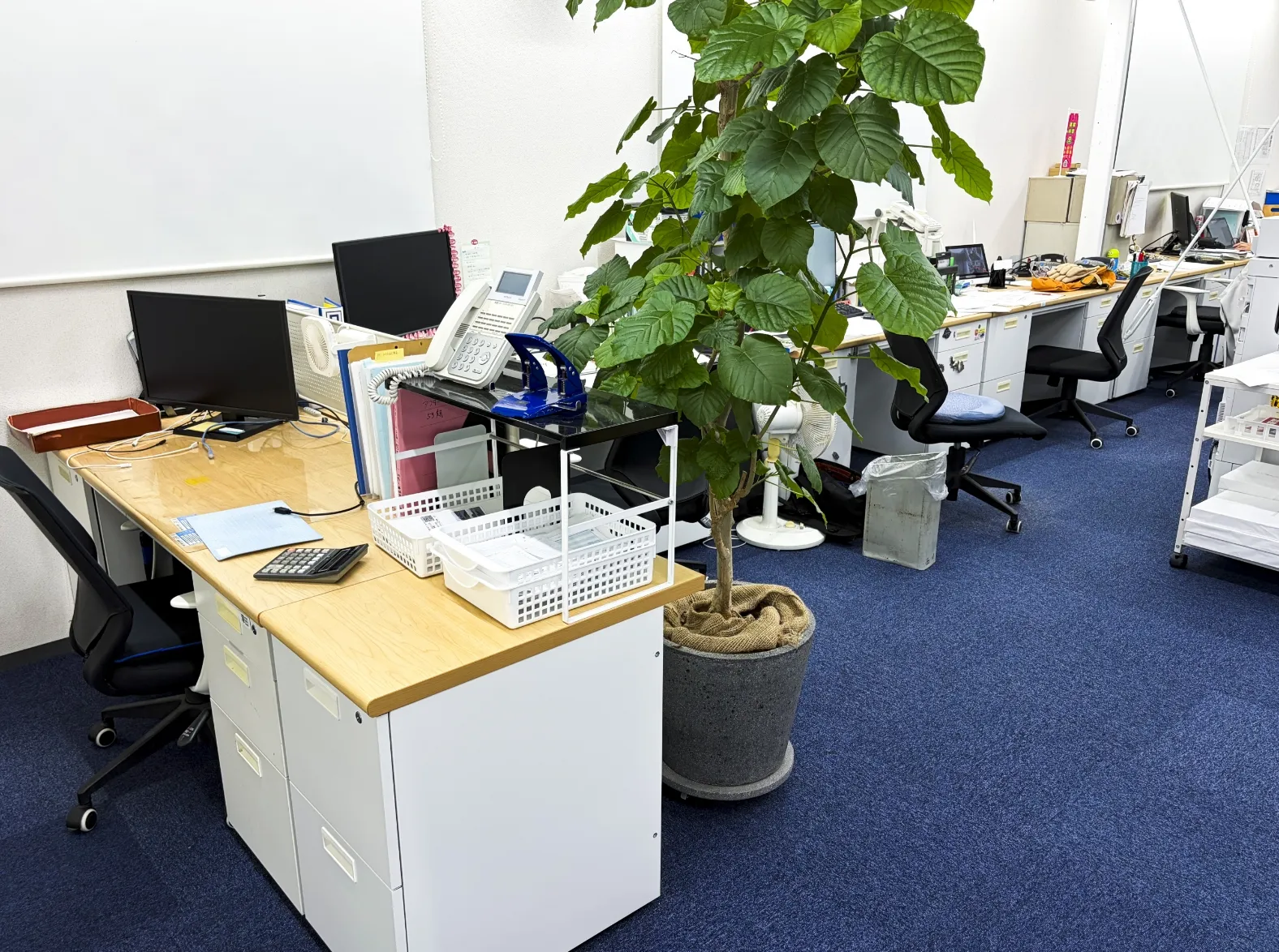 営業チームのデスク