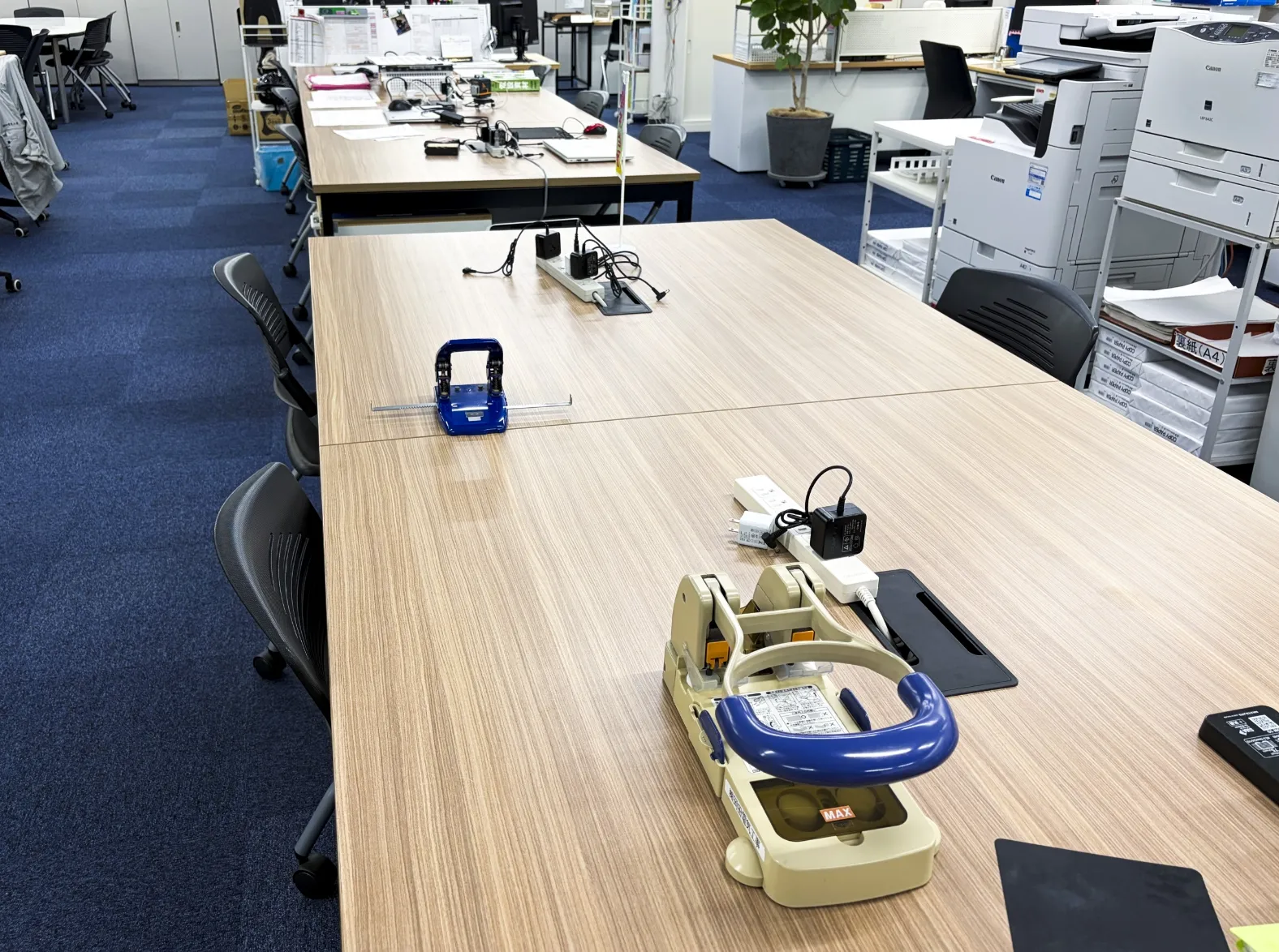 電工チームのデスク
