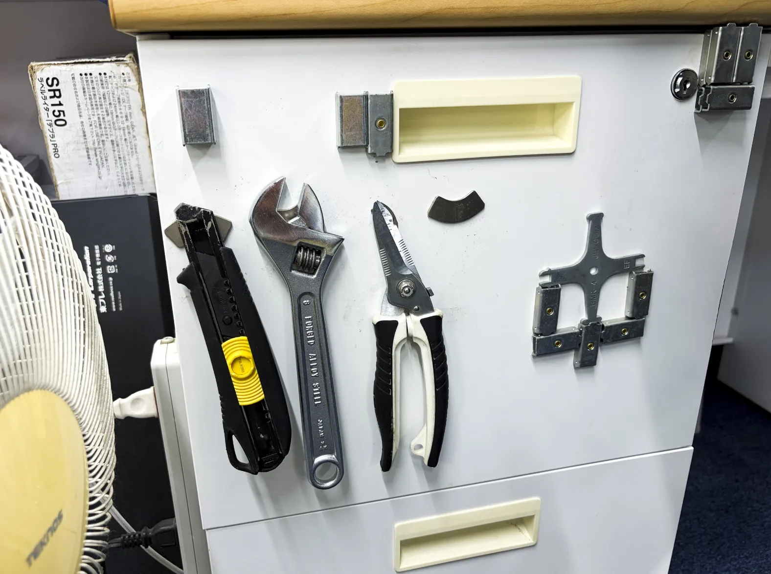 デスクに常備された工具